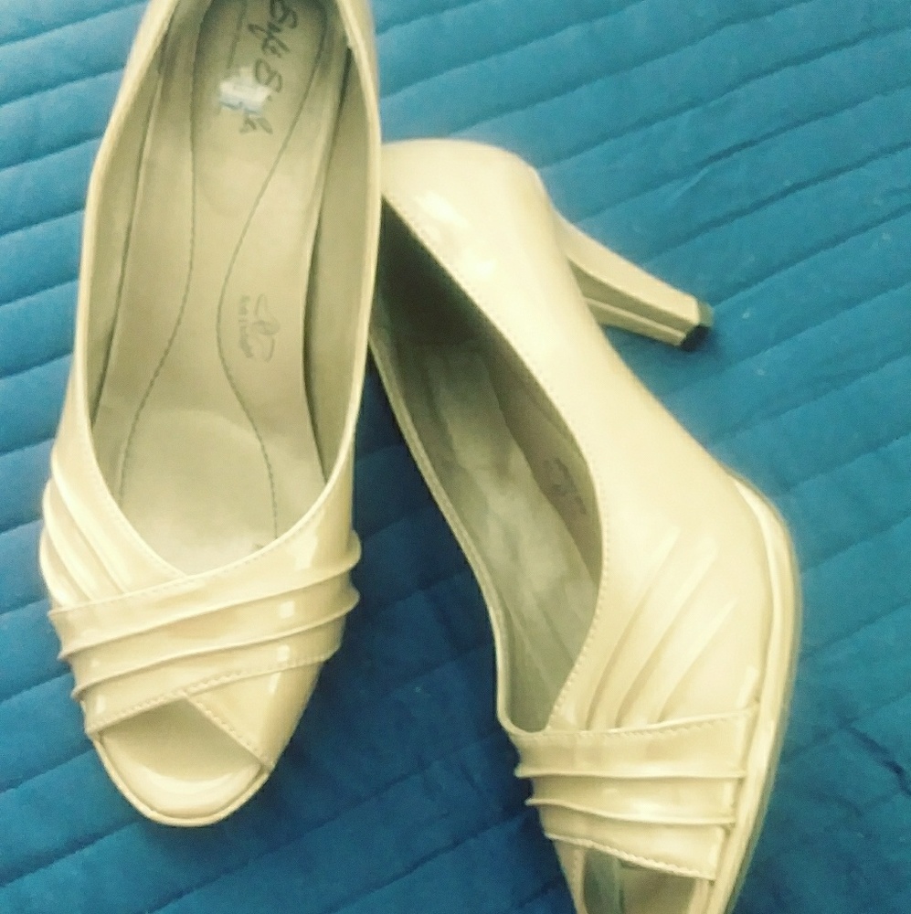 Peep toe pumps